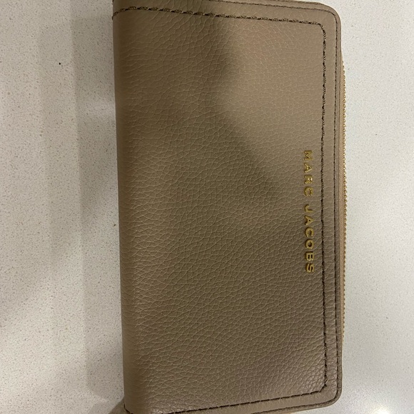 NWOT Marc Jacobs Tan Leather Wallet Sleek Minimalist Design - Picture 3 of 3